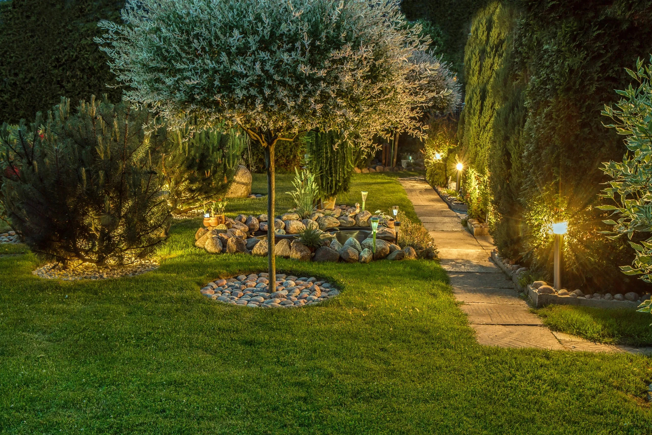 chemin illuminé le soir